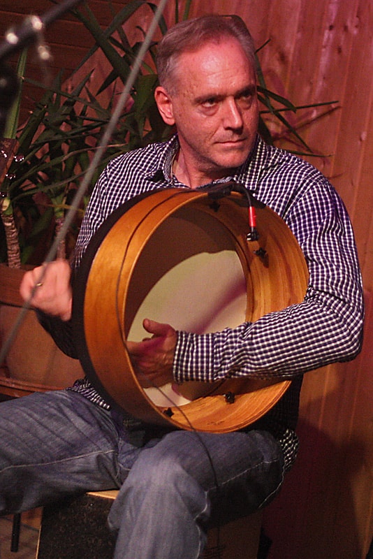 Irische Band Oliver Bosshard - Bodhrán, Cajón, Gitarre